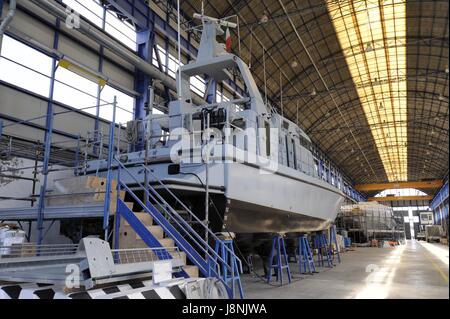 Viareggio (Toscana, Italia), Overmarine cantieri navali, prototipo di pattuglia militare barca Foto Stock