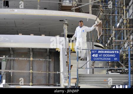 Viareggio (Toscana, Italia), Overmarine cantieri navali, costruzione di grandi yacht di lusso Foto Stock
