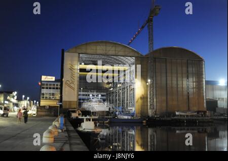 Viareggio (Toscana, Italia), cantieri navali Benetti, costruzione di grandi yacht di lusso Foto Stock
