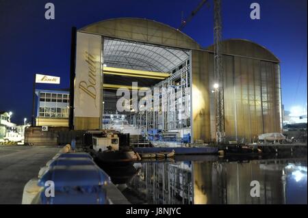 Viareggio (Toscana, Italia), cantieri navali Benetti, costruzione di grandi yacht di lusso Foto Stock