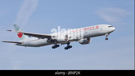 Air Canada Boeing 777 C-FIUW sull approccio finale all aeroporto di Heathrow LHR Foto Stock