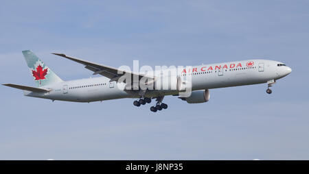 Air Canada Boeing 777 C-FIUW sull approccio finale all aeroporto di Heathrow LHR Foto Stock