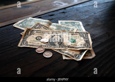 In paga le fatture del dollaro su un banco di bar Foto Stock