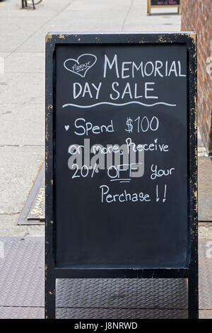 PERCHASE: Un cartello con un errore di ortografia fuori da un negozio di abbigliamento femminile in Smith Street a Cobble Hill Brooklyn, New York Foto Stock