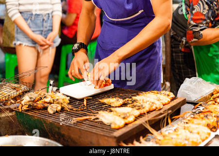 CHIANG MAI, Thailandia - 27 agosto: Uomo preparare i gamberetti per la vendita al mercato di domenica (walking street) il 27 agosto 2016 a Chiang Mai, Thailandia. Foto Stock