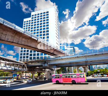 Bangkok City vista punti di riferimento.Cityscape.tipico trasporto bus Foto Stock