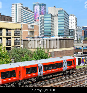 Gatwick Express treno passeggeri vicino a stazione di East Croydon voce per la stazione di London Victoria azionato dalla concentrazione Govia ferroviari Thameslink Croydon Regno Unito skyline al di là Foto Stock