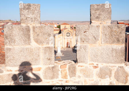 Punto di vista sulla sommità delle mura della città e del fotografo ombra. Avila, Spagna. Foto Stock