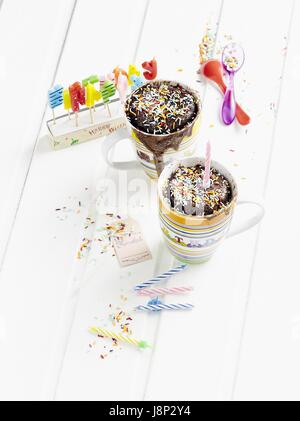 Mug torta "Happy Birthday" (microonde) Foto Stock