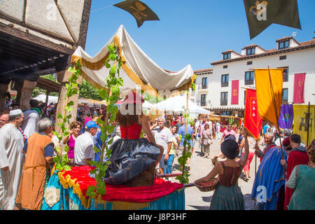 Parata medievale. Sagra delle ciliegie, Covarrubias, provincia di Burgos, Castilla Leon, Spagna. Foto Stock