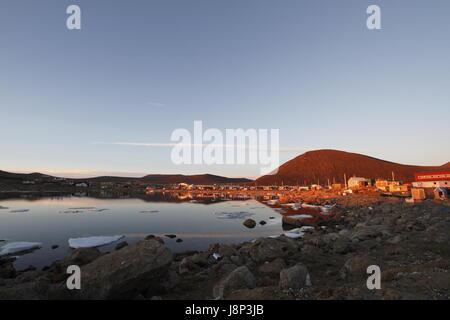 Tramonto sulla comunità di Qikiqtarjuaq sull isola di Broughton, Nunavut, Canada Foto Stock