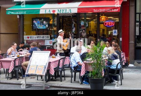 Un esperto italiano canta e suona per le cene all'aperto al la Mela, un ristorante di Mulberry Street a Little Italy, New York City Foto Stock