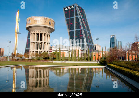 Plaza de Castilla dal Canal de Isabel II giardini. Madrid. Spagna. Foto Stock