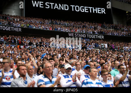 Fan in un minuti di applausi durante il ventiduesimo minuto del match in omaggio alle vittime del Manchester attacco terroristico durante il cielo scommessa campionato play-off finale allo stadio di Wembley, Londra. Foto Stock