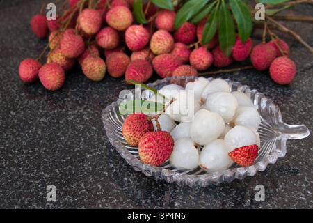 Litchi frutti. Fresca lychee succosa frutta su una lastra di vetro. Leechee organica frutta dolce. Frutta organica concetto. Exotic Tropical litschi berry. Sbucciate ly Foto Stock