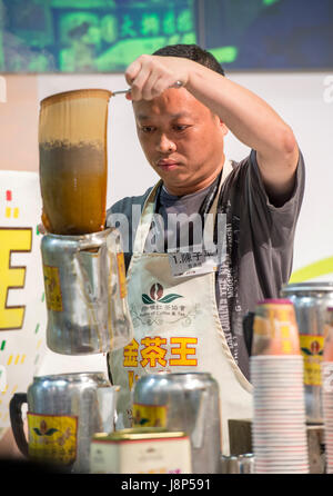 Tsz Ping Chan in stile Hong Kong (tè Kam Cha) concorrenza per Hong Kong. ©Jayne Russell/Alamy Stock Photo Foto Stock