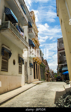 Strette stradine della Vecchia Havana Foto Stock