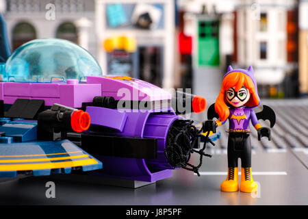 Tambov, Federazione Russa - Marzo 04, 2017 Lego DC Super Hero mondo delle ragazze. Batgirl mini-doll figura vicino alla sua Batjet. Studio shot. Foto Stock