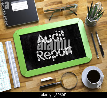 Relazione di audit manoscritta su piccola lavagna. 3D. Foto Stock