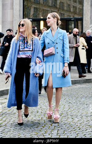 Chiara e Valentina Ferragni fuori MIUMIU, la settimana della moda di Parigi A/W il 2017-2018, Francia Foto Stock