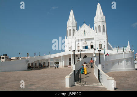 Vailankanni Chiesa esterna e turisti, Tamil Nadu, India Foto Stock