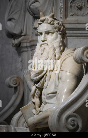 Roma. L'Italia. Scultura di Mosè sulla tomba di papa Giulio II, ca. 1513-1516, da Michelangelo Buonarroti, Basilica di San Pietro in Vincoli. Foto Stock