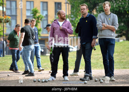 Bocce a Londra. Persone a giocare a bocce in Vauxhall Park, Londra. Foto Stock