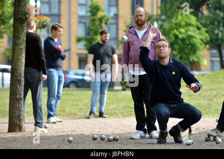 Bocce a Londra. Persone a giocare a bocce in Vauxhall Park, Londra. Foto Stock