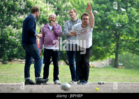 Bocce a Londra. Persone a giocare a bocce in Vauxhall Park, Londra. Foto Stock