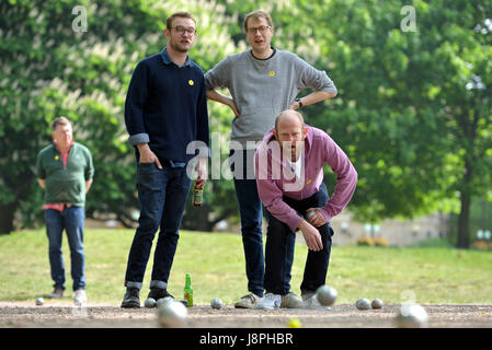 Bocce a Londra. Persone a giocare a bocce in Vauxhall Park, Londra. Foto Stock