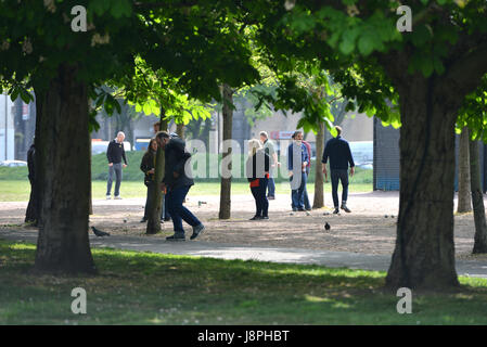 Bocce a Londra. Persone a giocare a bocce in Vauxhall Park, Londra. Foto Stock