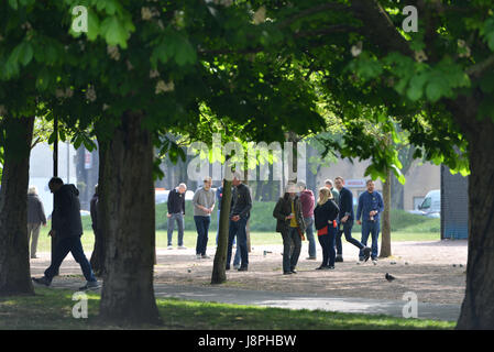 Bocce a Londra. Persone a giocare a bocce in Vauxhall Park, Londra. Foto Stock