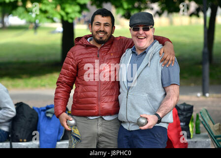 Bocce a Londra. Persone a giocare a bocce in Vauxhall Park, Londra. Foto Stock