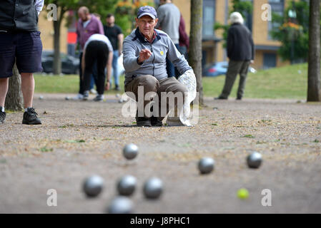 Bocce a Londra. Persone a giocare a bocce in Vauxhall Park, Londra. Foto Stock