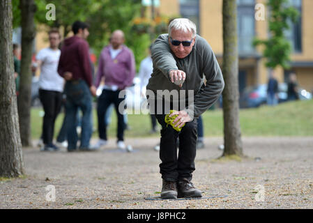 Bocce a Londra. Persone a giocare a bocce in Vauxhall Park, Londra. Foto Stock