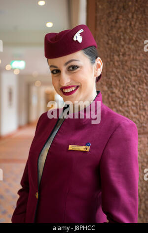 Attraente dama, Qatar assistente di volo equipaggio di cabina sulla sosta all'Aeroporto di Londra Heathrow sul volo successivo a Doha in Qatar. Foto Stock