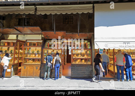 I turisti guardando le vetrine di gioielli nelle botteghe sul Ponte Vecchio, Firenze, Toscana, Italia, Europa. Foto Stock