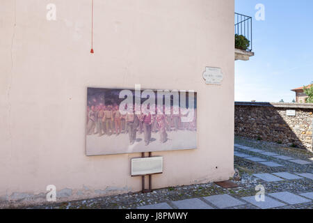 Una riproduzione del dipinto "Il quarto stato" (la quarta estate) da Pellizza da Volpedo si trova nella stessa piazza dove la scena si svolge. Vo Foto Stock