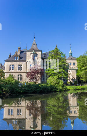 Le torri del castello di Buckeburg in Germania con la riflessione in acqua Foto Stock