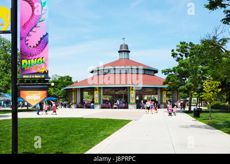 BROOKFIELD, Illinois - 27 Maggio 2017: la giostra a Brookfield Zoo. La corsa è famosa attrazione del parco con le famiglie e i bambini. Un banner un Foto Stock