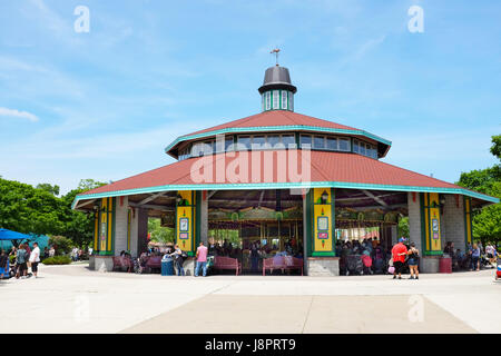 BROOKFIELD, Illinois - 27 Maggio 2017: la giostra a Brookfield Zoo. La corsa è famosa attrazione del parco con le famiglie e i bambini. Foto Stock