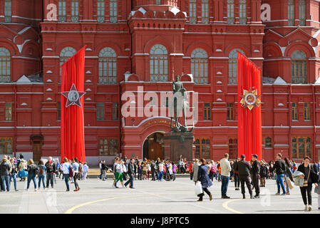 Mosca, Russia - maggio 06.2017. Manezhnaya Square decorata con tele di giorno della vittoria Foto Stock
