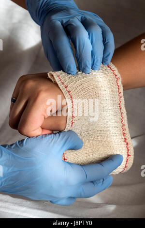 Close-up di un infermiere bendaggio di legatura sul piede di un paziente Foto Stock