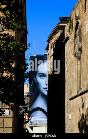 Pubblicità massiccia schermo sul ponteggio per Huawei mobile phone, Barcellona, Catalunya, Spagna Foto Stock