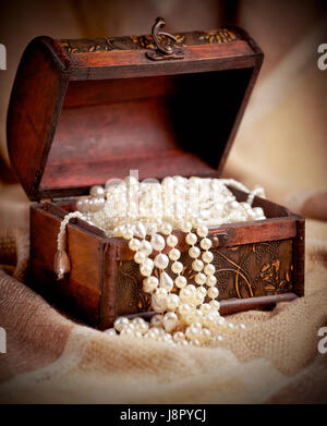 Gioielli, gioielleria, gioiello, collana, scrigno, still life, moda, legno, Foto Stock