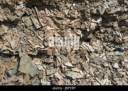 Primo piano di rocce di ardesia scheggiate/sagomate. Per la caduta su terreni sassosi, pietra in scaglie, rotta in pezzi, frantumata, non lasciare nulla di intentato. Foto Stock