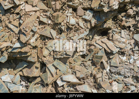 Primo piano di rocce di ardesia scheggiate/sagomate. Per la caduta su terreni sassosi, pietra in scaglie, rotta in pezzi, frantumata, non lasciare nulla di intentato. Foto Stock