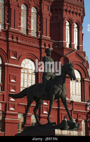 Mosca: il monumento al maresciallo della Unione Sovietica Zhukov, eretto nel 1995 per il cinquantesimo anniversario della vittoria nella grande guerra patriottica Foto Stock
