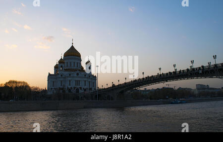 Mosca: la Cattedrale di Cristo Salvatore, il più alto cristiano ortodosso di chiesa nel mondo, e il Patriarca Bridge visto dalle rive del fiume Moskva Foto Stock