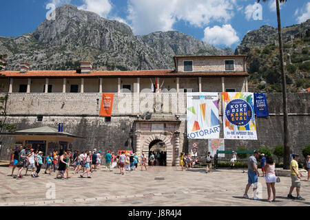 KOTOR, MONTENEGRO - Agosto 3, 2016: vista su ingresso della città vecchia di Kotor. Kotor è cittadina sulla costa del Montenegro e situato sulla Baia di Kotor. Foto Stock